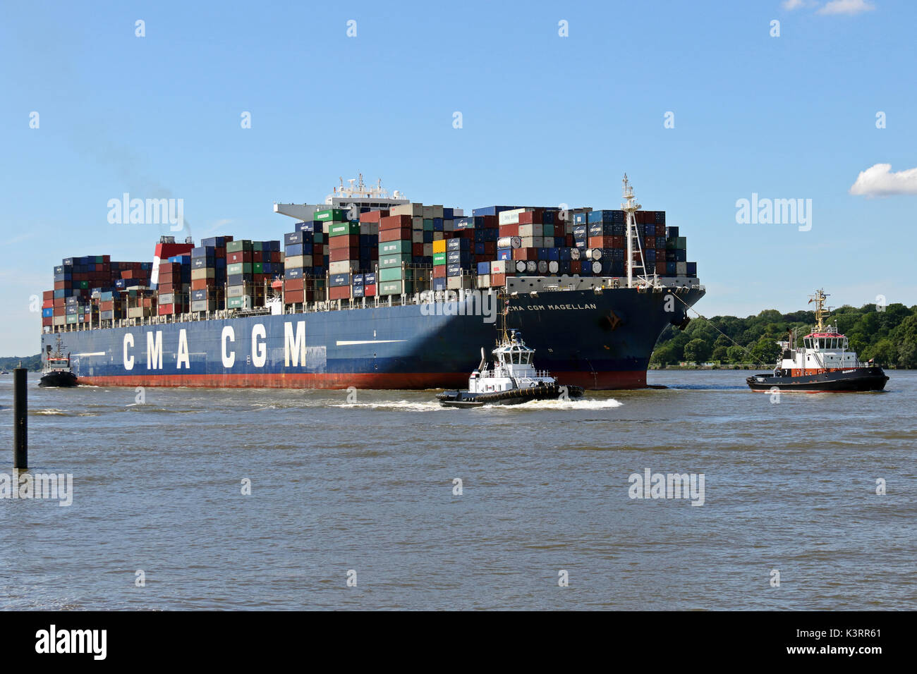 Le porte-conteneurs CMA CGM Magellan atteint le port de Hambourg. Banque D'Images