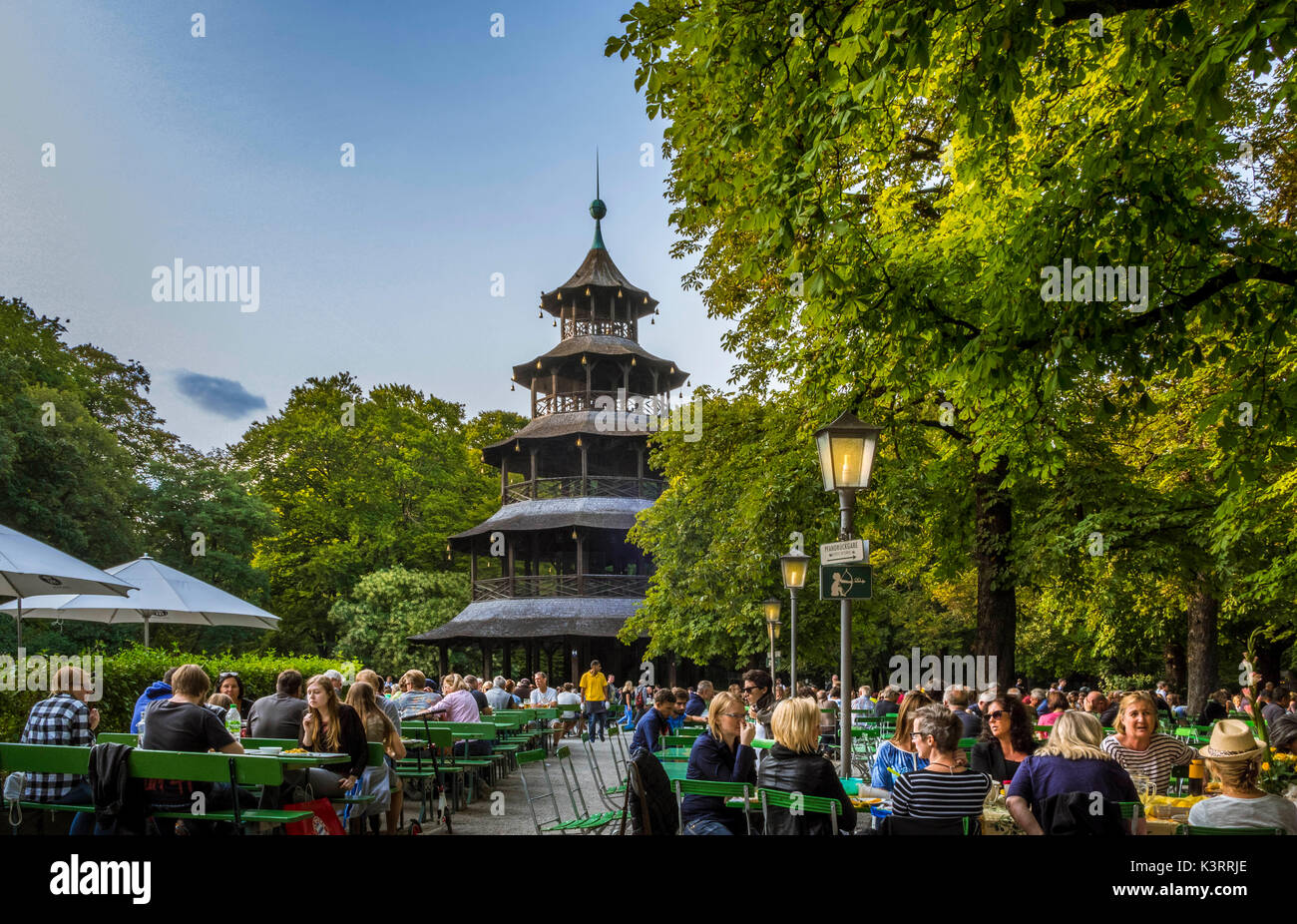 Jardin de bière à la Tour Chinoise dans le jardin anglais, Munich, Haute-Bavière, Bavaria, Germany, Europe Banque D'Images