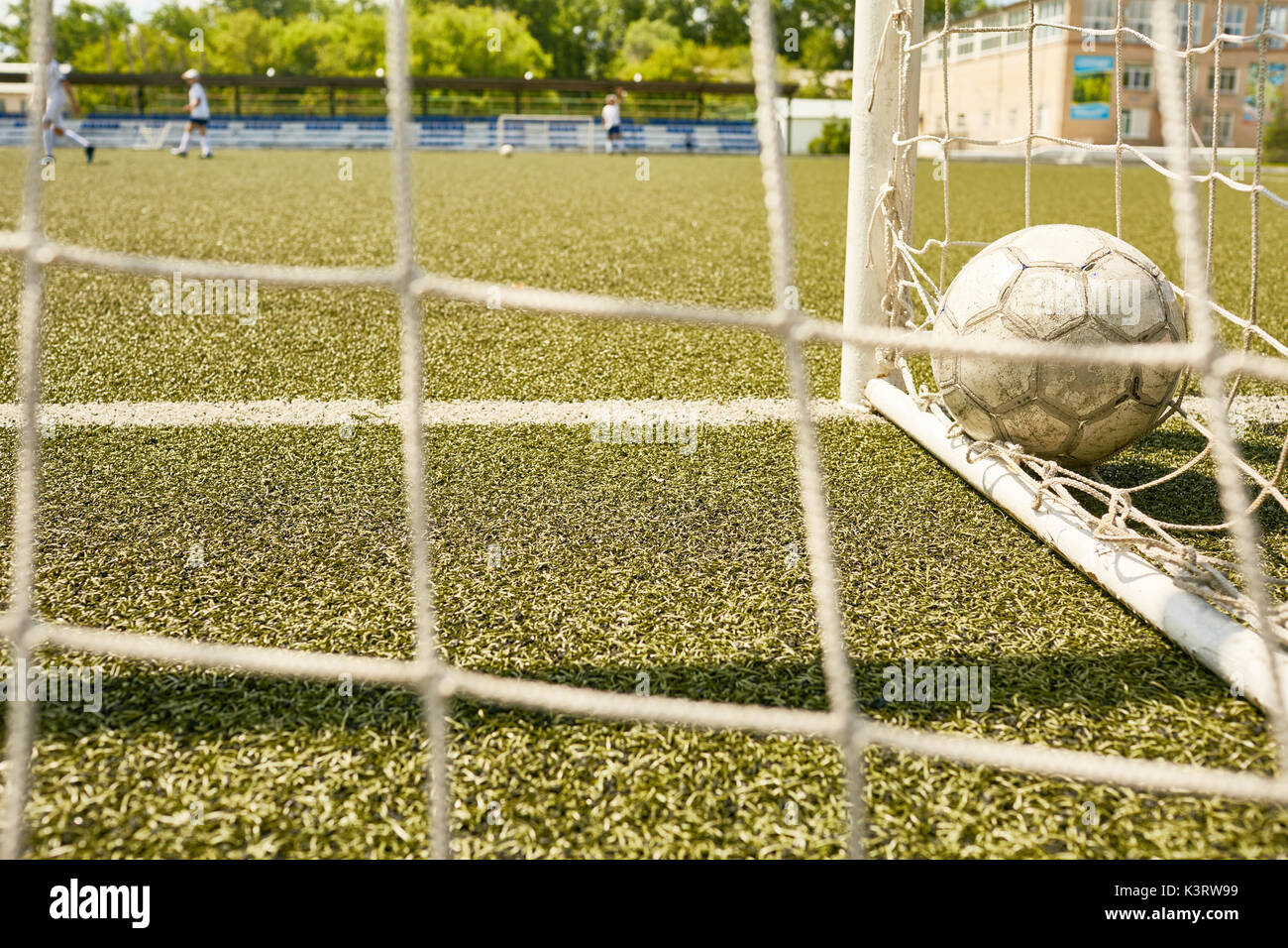 Libre De Droit De Balle En Gate Sur Terrain De Football Tourne A Partir De Derriere Le Filet Photo Stock Alamy