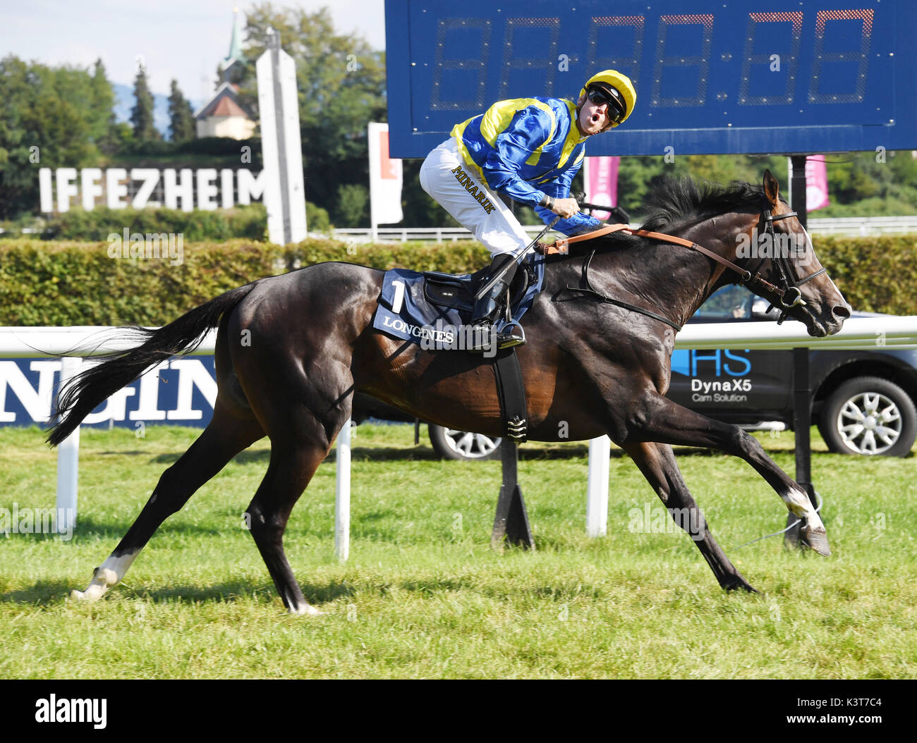 Iffezheim, Allemagne. Sep, 2017 3. Le jockey Filip Minarik gagne le 145e Grand Prix de Baden avec son cheval Guignol sur la 6ème journée de course à Iffezheim, Allemagne, 3 septembre 2017. Photo : Uli Deck/dpa/Alamy Live News Banque D'Images