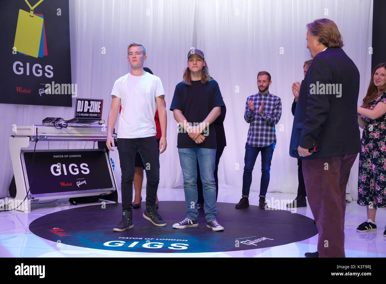 Londres, Royaume-Uni. Sep, 2017 3. Les gagnants du maire de Londres pour la Grande Finale des concerts étaient Josh Gleaves, Lucy Gowan, Josephine Shaw, et Zac Carpenter, la finale a eu lieu dans la région de Westfield, bergers Bush, London. Douze finalistes s'affrontent .Concerts est plus qu'un concours. Pour ceux qui restent le cours, une foule de possibilités s'ouvre à eux par une plus large Busk à Londres - programme payé pas cher, les terres privées de la rue avec le potentiel de gains de travail, la gestion de l'événement et de l'industrie l'accès. Credit : Keith Larby/Alamy Live News Banque D'Images