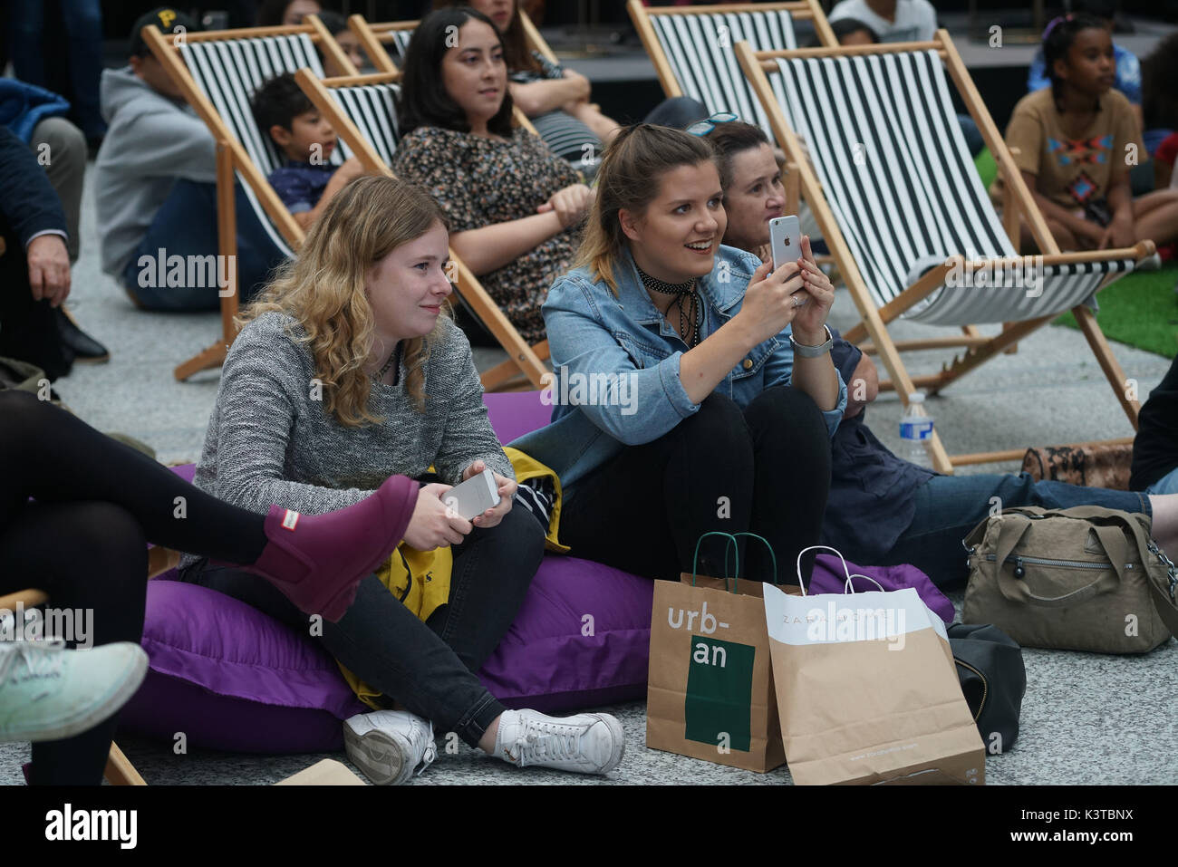 Londres, Royaume-Uni. Sep, 2017 3. Famille, amis, sympathisants et assister pour voir la concurrence pour les autres finalistes du maire de Londres Concerts à Westfield London. Credit : Voir Li/Alamy Live News Banque D'Images