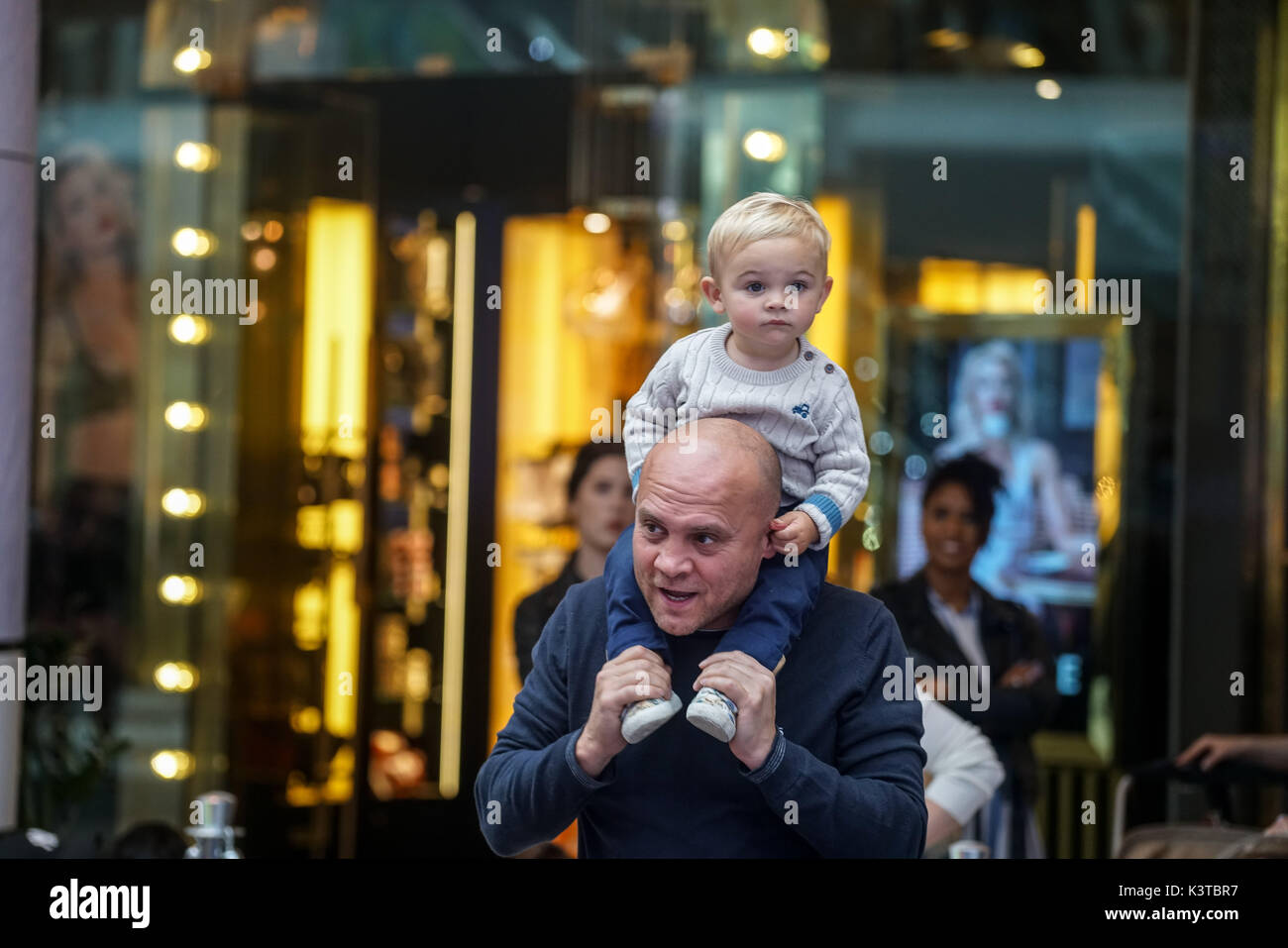 Londres, Royaume-Uni. Sep, 2017 3. Famille, amis, sympathisants et assister pour voir la concurrence pour les autres finalistes du maire de Londres Concerts à Westfield London. Credit : Voir Li/Alamy Live News Banque D'Images