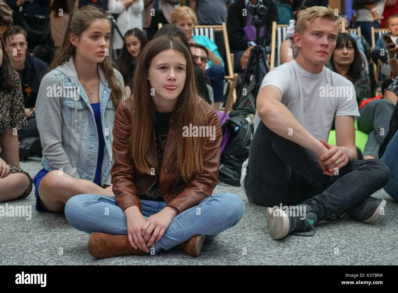 Londres, Royaume-Uni. Sep, 2017 3. Famille, amis, sympathisants et assister pour voir la concurrence pour les autres finalistes du maire de Londres Concerts à Westfield London. Credit : Voir Li/Alamy Live News Banque D'Images