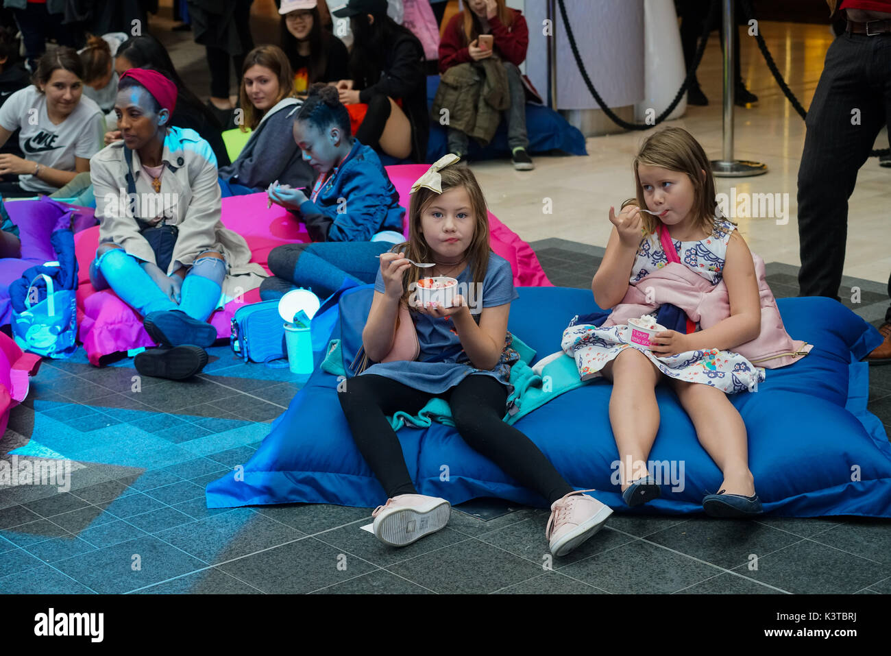 Londres, Royaume-Uni. Sep, 2017 3. Famille, amis, sympathisants et assister pour voir la concurrence pour les autres finalistes du maire de Londres Concerts à Westfield London. Credit : Voir Li/Alamy Live News Banque D'Images