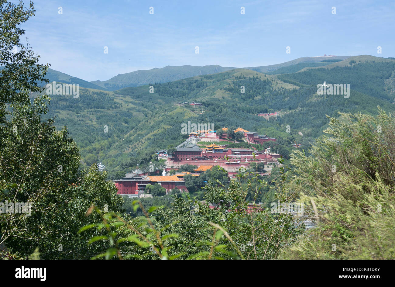 Le Mont Wutai. 2Nd Sep 2017. Photo prise le 2 septembre 2017 montre un donnent sur des temples sur le Mont Wutai, l'une des quatre montagnes sacrées du bouddhisme en Chine, en Amérique du Nord La province de Shanxi. Ajouté à la Liste du patrimoine mondial de l'UNESCO en 2009, Le Mont Wutai est le foyer de plus de 50 temples bouddhistes. Credit : Ma Ping/Xinhua/Alamy Live News Banque D'Images