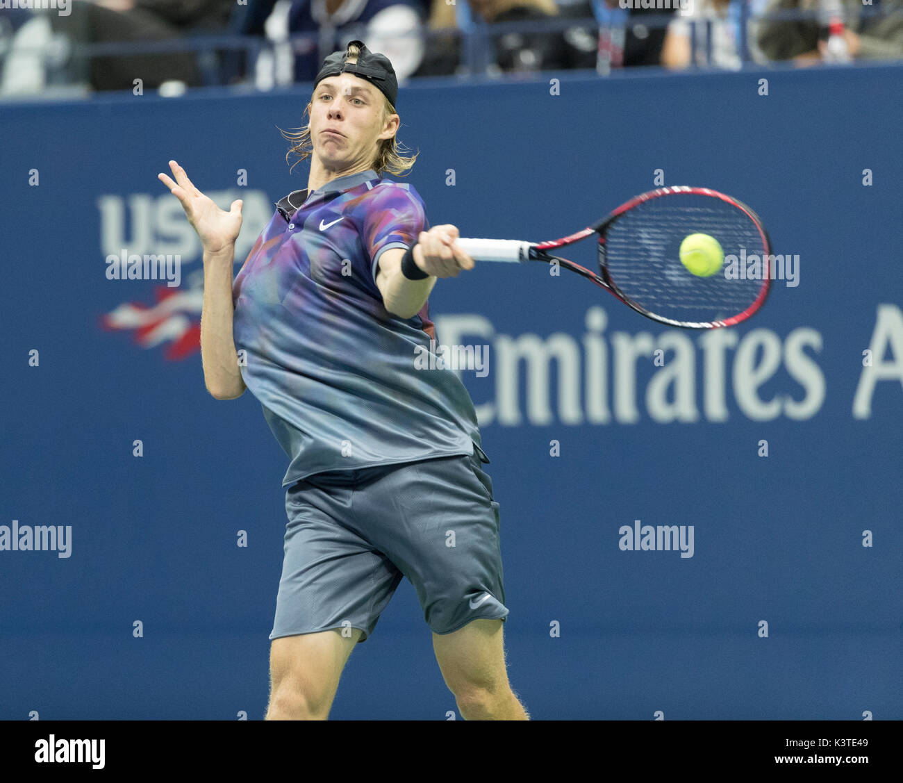 New York, NY USA - 3 septembre 2017 : Denis Shapovalov du Canada renvoie ball au cours de match contre Pablo Carreno Busta de l'Espagne à l'US Open Championships à Billie Jean King National Tennis Center Banque D'Images