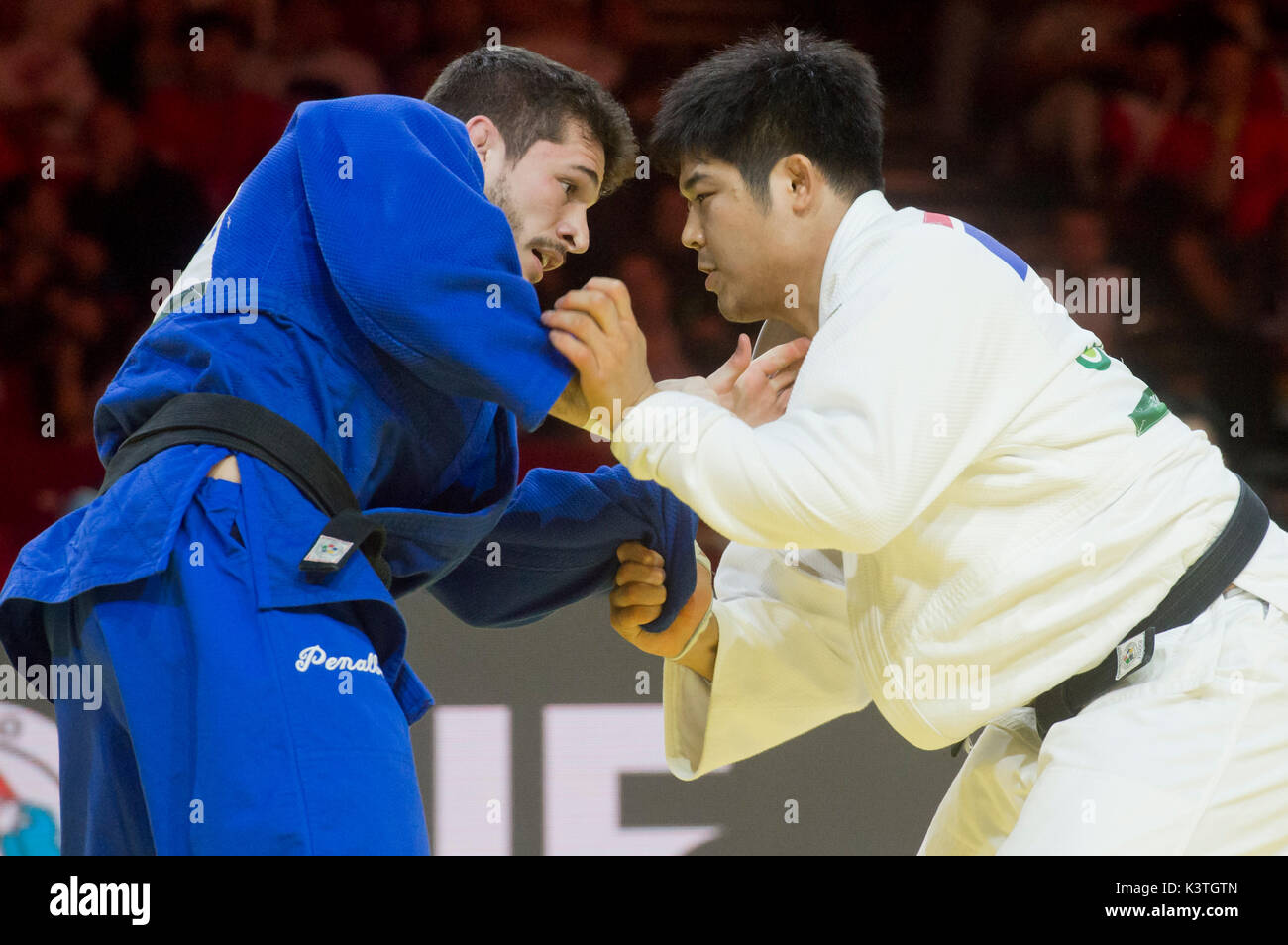 Budapest, Hongrie. 06Th Sep 2017. Le judoka japonais Kenta Nagasawa (robe blanche) et le judoka brésilien Victor Penalber en action au cours de l'équipe match final de la catégorie -100 kg d'hommes, sur la Suzuki le championnat du monde de judo 2017 à Budapest, en Hongrie, le 3 septembre 2017. Photo : CTK Vit Simanek/Photo/Alamy Live News Banque D'Images