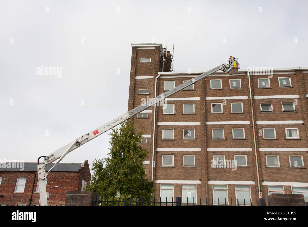 Stockton-on-Tees, Angleterre. Lundi, 4 septembre 2017. Le personnel d'incendie et de secours de Cleveland à l'aide d'une échelle sur un tuba Simon un entraînement physique à des tours d'appartements inoccupés à l'Elm House Apartments à Bath Lane, Stockton-on-Tees. Crédit : David Dixon/Alamy Live News Banque D'Images