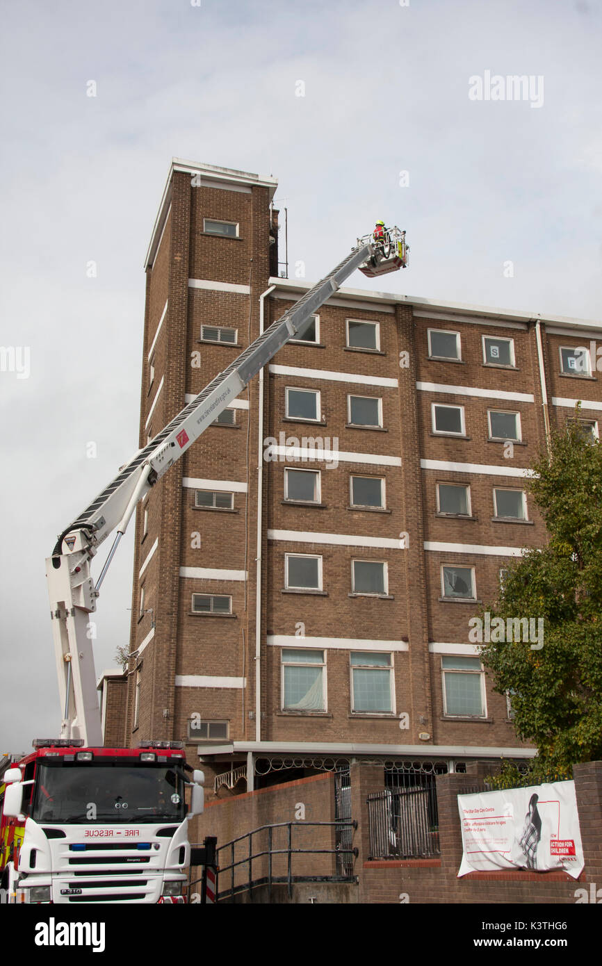 Stockton-on-Tees, Angleterre. Lundi, 4 septembre 2017. Le personnel d'incendie et de secours de Cleveland à l'aide d'une échelle sur un tuba Simon un entraînement physique à des tours d'appartements inoccupés à l'Elm House Apartments à Bath Lane, Stockton-on-Tees. Crédit : David Dixon/Alamy Live News Banque D'Images