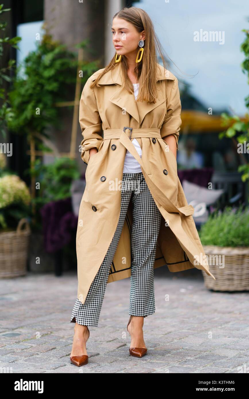 Copenhague, Danemark. Le 08 août, 2017. Un showgoer chic posant dehors la veste Anne défilé pendant la Fashion Week de Copenhague - Aug 8, 2017 - Photo : Manhattan piste/Grace Lunn ***pour un usage éditorial uniquement*** | utilisée dans le monde entier/dpa/Alamy Live News Banque D'Images