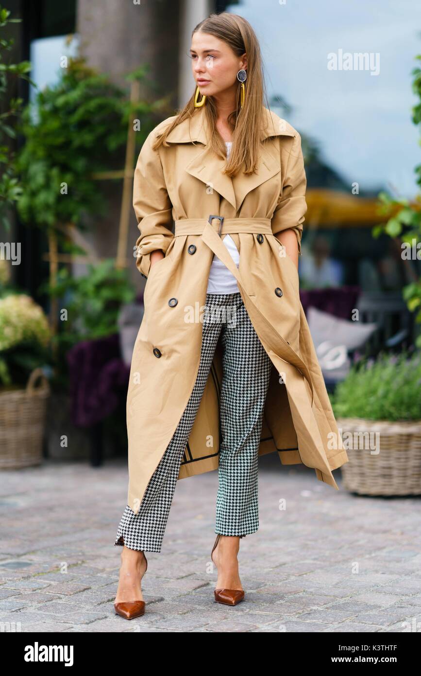 Copenhague, Danemark. Le 08 août, 2017. Un showgoer chic posant dehors la veste Anne défilé pendant la Fashion Week de Copenhague - Aug 8, 2017 - Photo : Manhattan piste/Grace Lunn ***pour un usage éditorial uniquement*** | utilisée dans le monde entier/dpa/Alamy Live News Banque D'Images