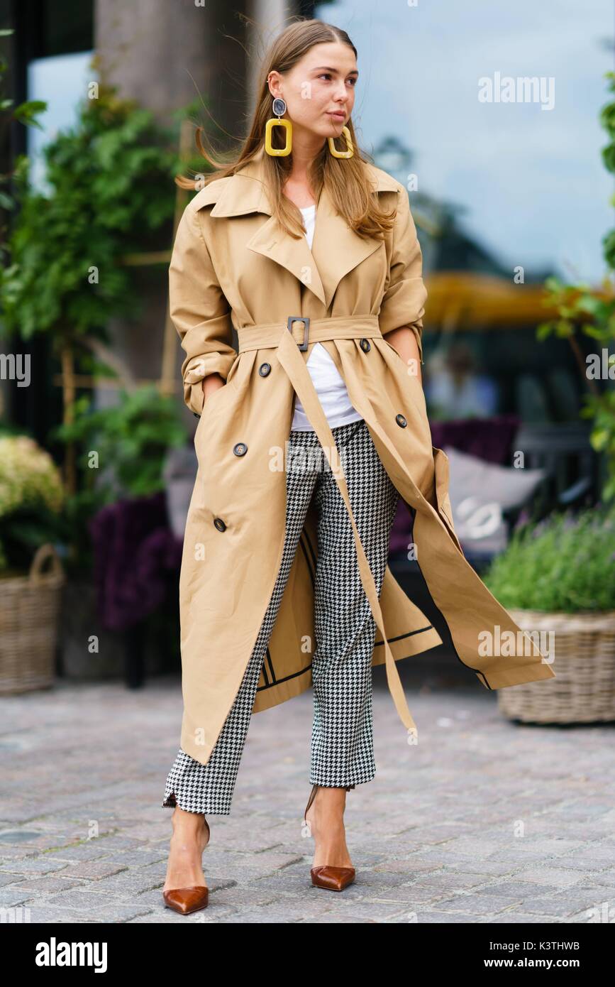 Copenhague, Danemark. Le 08 août, 2017. Un showgoer chic posant dehors la veste Anne défilé pendant la Fashion Week de Copenhague - Aug 8, 2017 - Photo : Manhattan piste/Grace Lunn ***pour un usage éditorial uniquement*** | utilisée dans le monde entier/dpa/Alamy Live News Banque D'Images