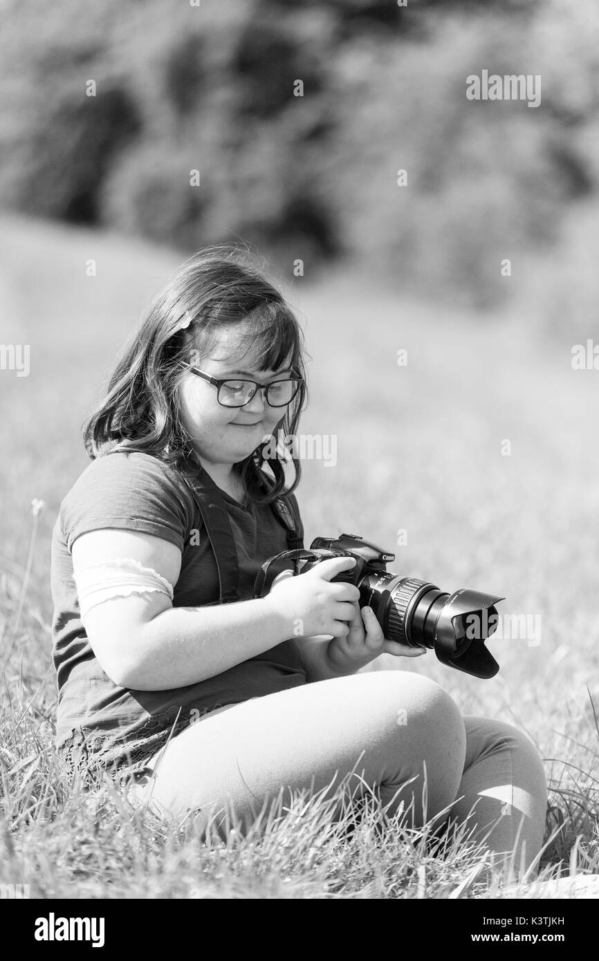 Jeune fille à l'aide d'un appareil photo Canon. Banque D'Images