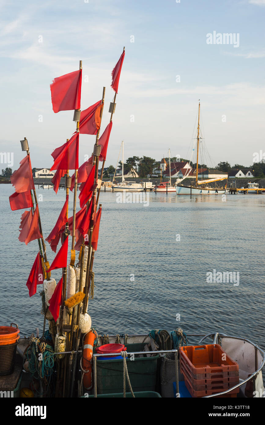 Des drapeaux et des bouées pour les filets de pêche sur un bateau de pêche avec les yachts et les navires dans le port de Rostock, hiddensee, Mecklembourg-Poméranie occidentale, Allemagne Banque D'Images