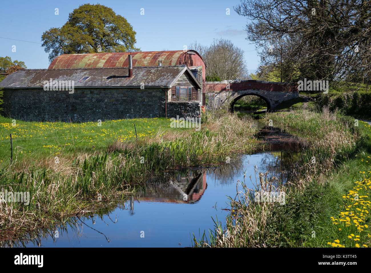 Canal montgomeryshire près du pont en Mid Wales of Berriew, avec côté canal bâtiment datant de l'histoire qui aurait servi de canal l Banque D'Images