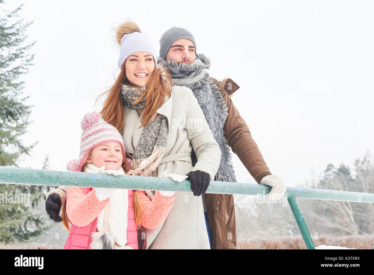 Famille heureuse avec sa fille en vacances d'hiver Banque D'Images