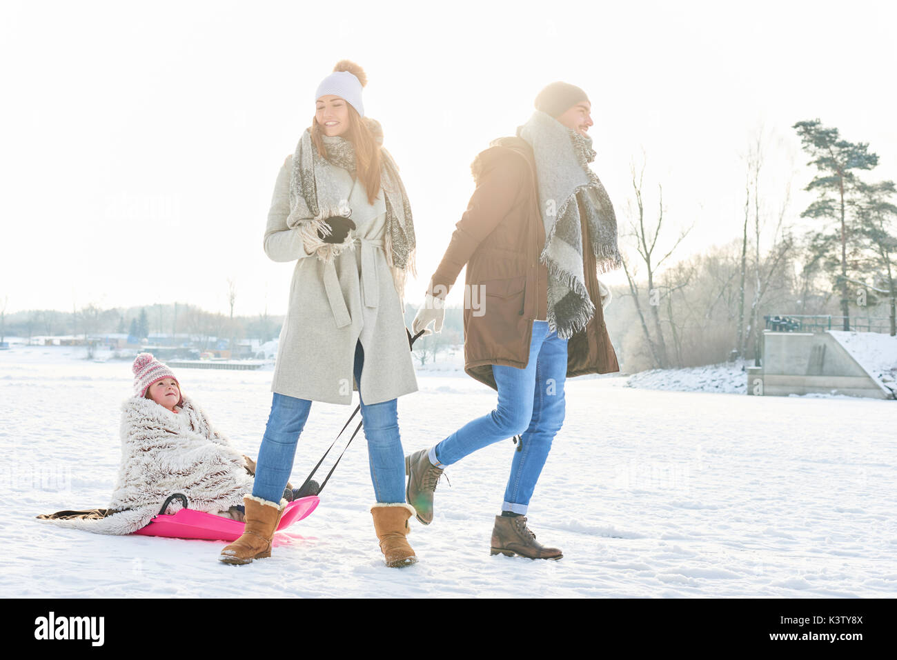 Famille faites une balade hivernale dans la nature avec les enfants sur un traîneau Banque D'Images