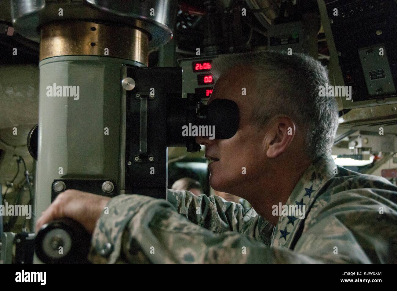 Chefs d'état-major des Etats-Unis Vice-président Paul Selva ressemble par le périscope à bord de la marine américaine de classe Ohio-balistique sous-marin USS Alabama à la base navale Kitsap-Bangor, 22 septembre 2015 à Bangor, Maine. (Photo de la psc2 Amanda R. Gray par Planetpix) Banque D'Images