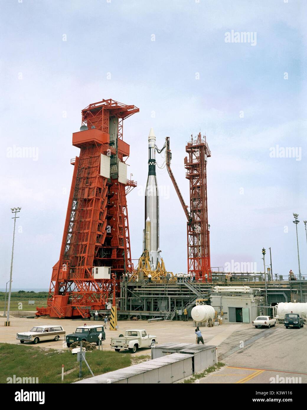 L'Gemini-Agena d' cible se trouve au-dessus du véhicule véhicule de  lancement de l'Atlas avant le lancement de la mission Gemini X à la base  aérienne de Cap Canaveral complexe de lancement 19