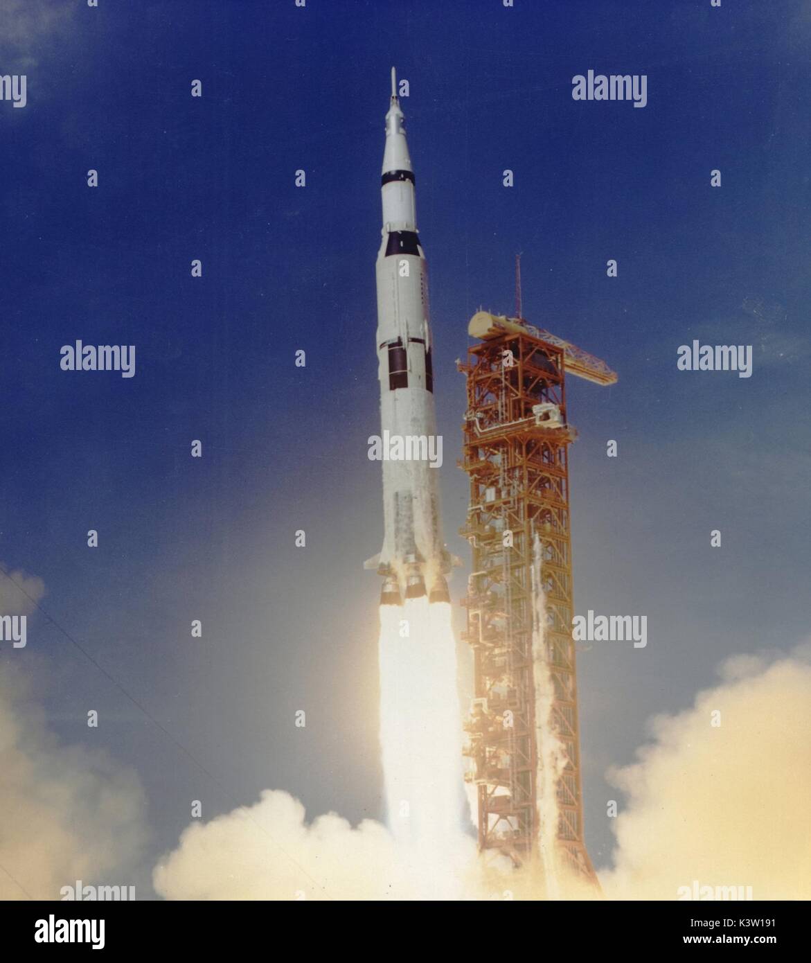 La NASA lance fusée Saturn V à partir du Centre spatial Kennedy pour le complexe de lancement 39 Apollo 11 première mission lunaire habitée à l'atterrissage le 16 juillet 1969, à Merritt Island, en Floride. (Photo de la NASA Photo via Planetpix) Banque D'Images