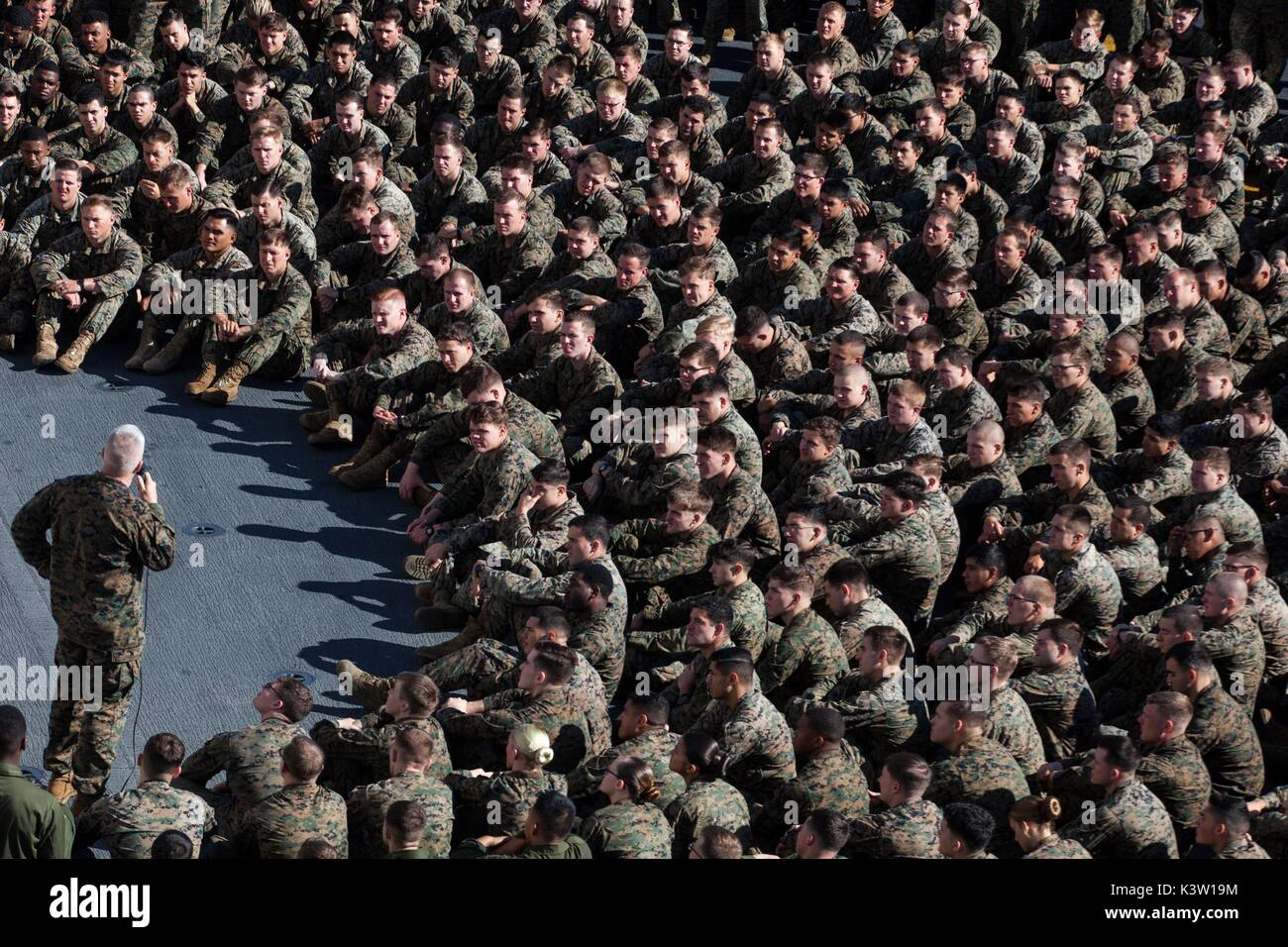 Le sergent-major du Corps des Marines américain Jim Lanham parle aux soldats américains à bord de la marine américaine de la classe Wasp navire d'assaut amphibie USS Bonhomme Richard le 26 juillet 2017 dans l'océan Pacifique. (Photo de Stormy Mendez via Planetpix) Banque D'Images