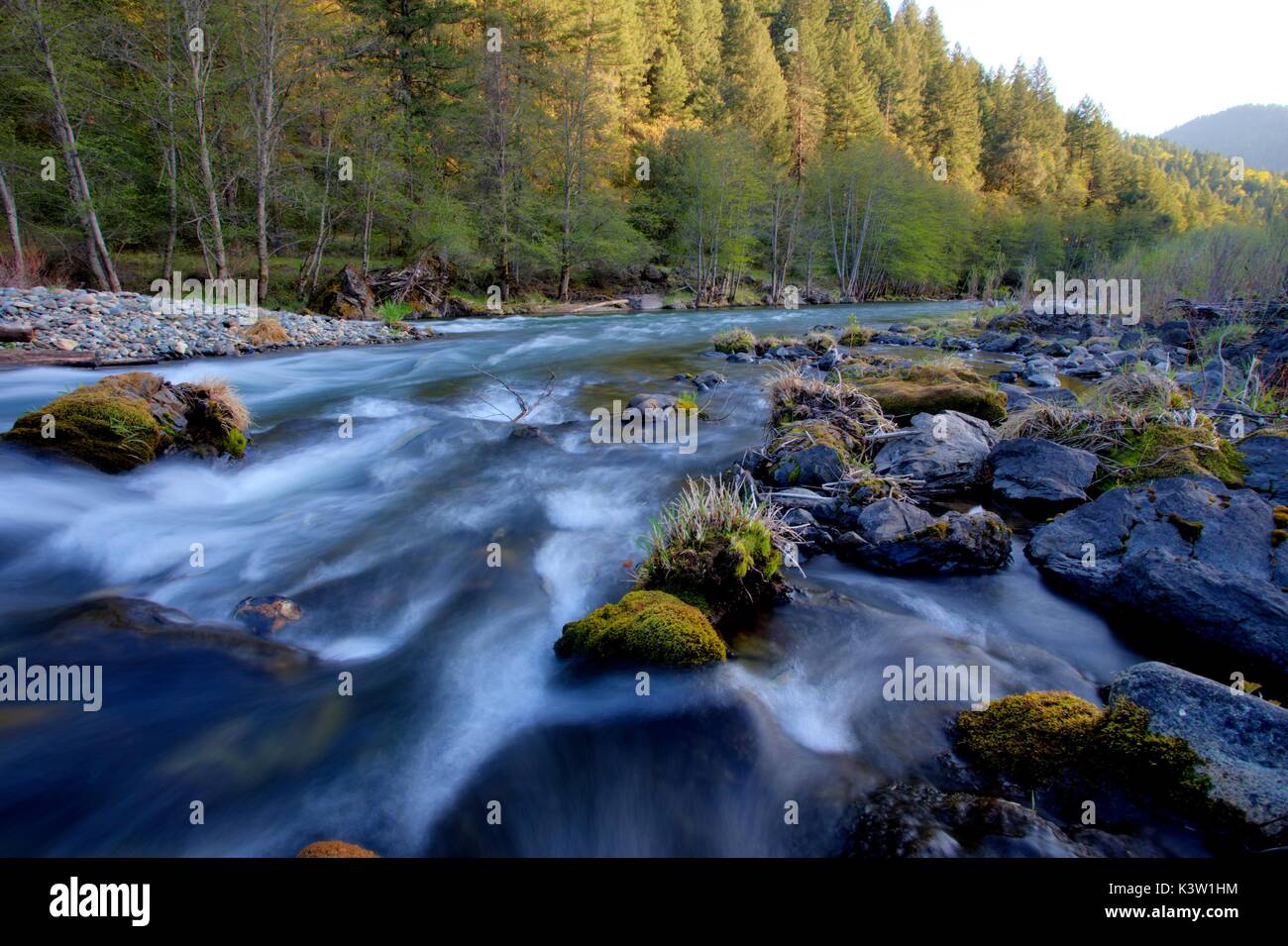 Le klamath river traverse la trinité alpes le 26 avril 2009 près de requa, en Californie. (Photo de bob wick par planetpix) Banque D'Images