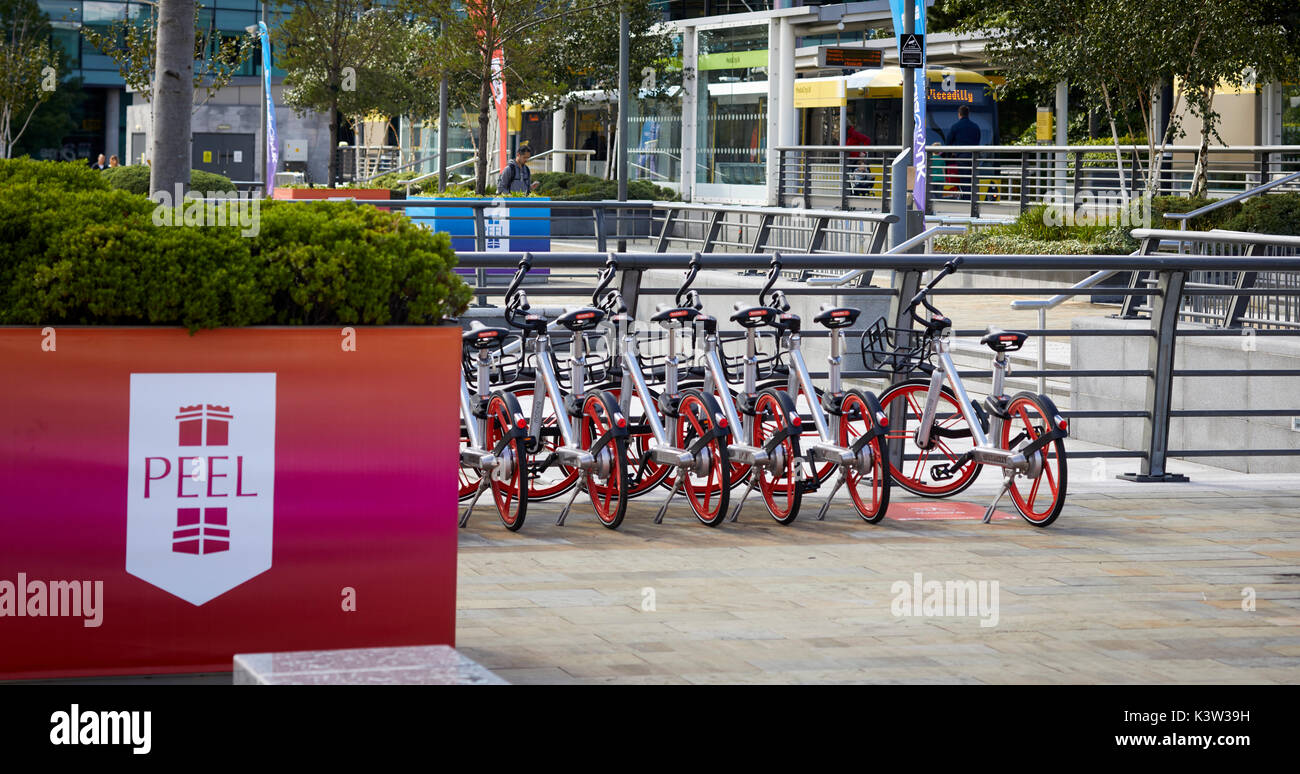 La zone des quais de régénération MediaCityUk à Salford Quays, Manchester Gtr ferme de la bicyclette en Chine Mobike lance son système de partage de cycle Banque D'Images