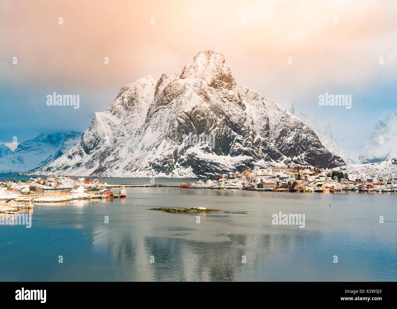 Reine, îles Lofoten, Norvège, au lever du soleil sur l'hiver. Banque D'Images