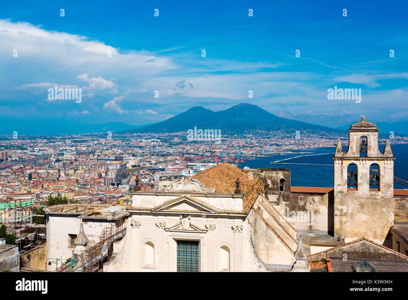 Naples, le Vésuve et les bâtiments de San Martino. Campania, Italie Banque D'Images