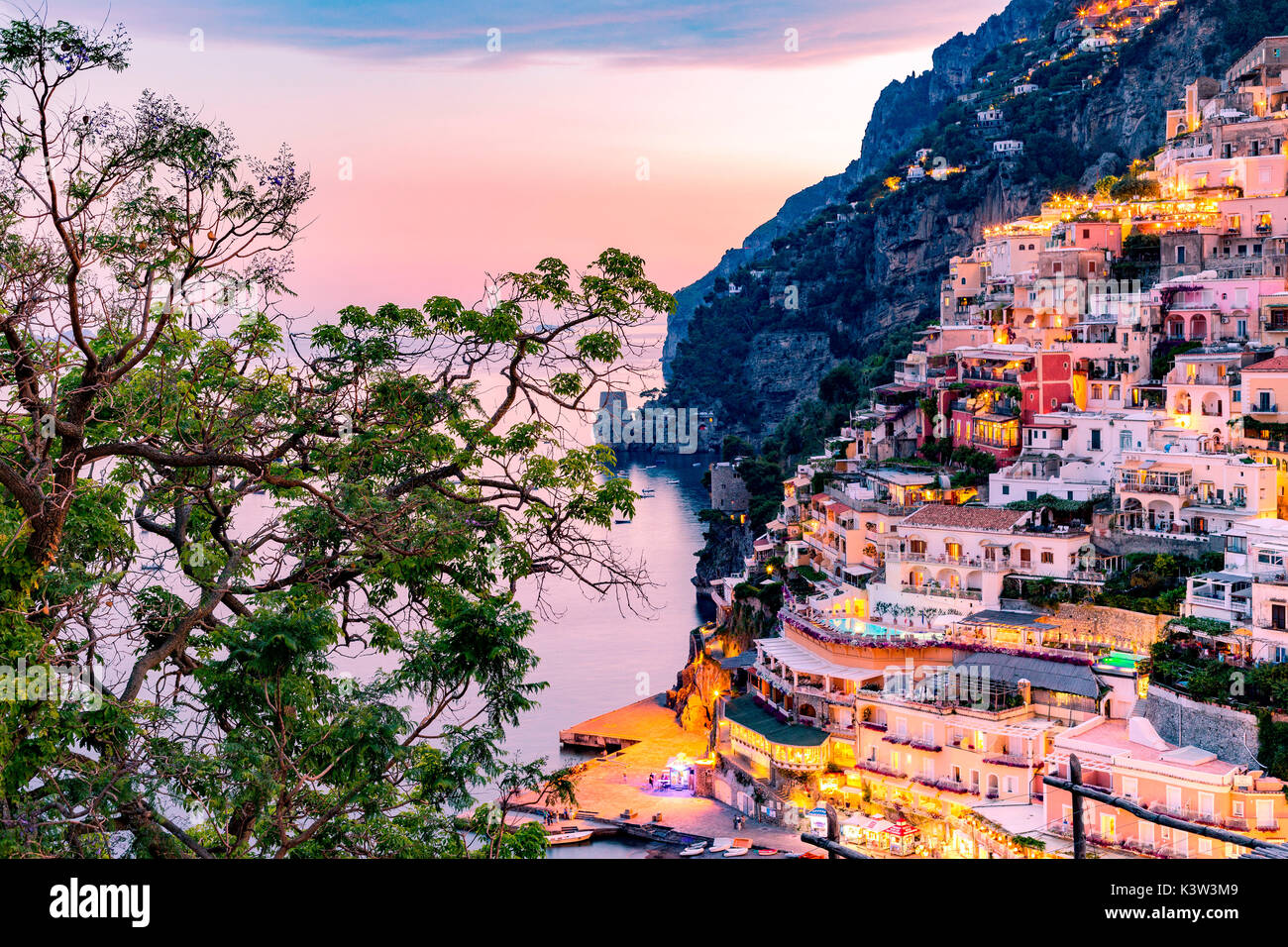 Positano, Côte Amalfitaine, Campanie, Sorrente, Italie. Vue de la ville et de la mer dans un coucher de soleil d'été Banque D'Images
