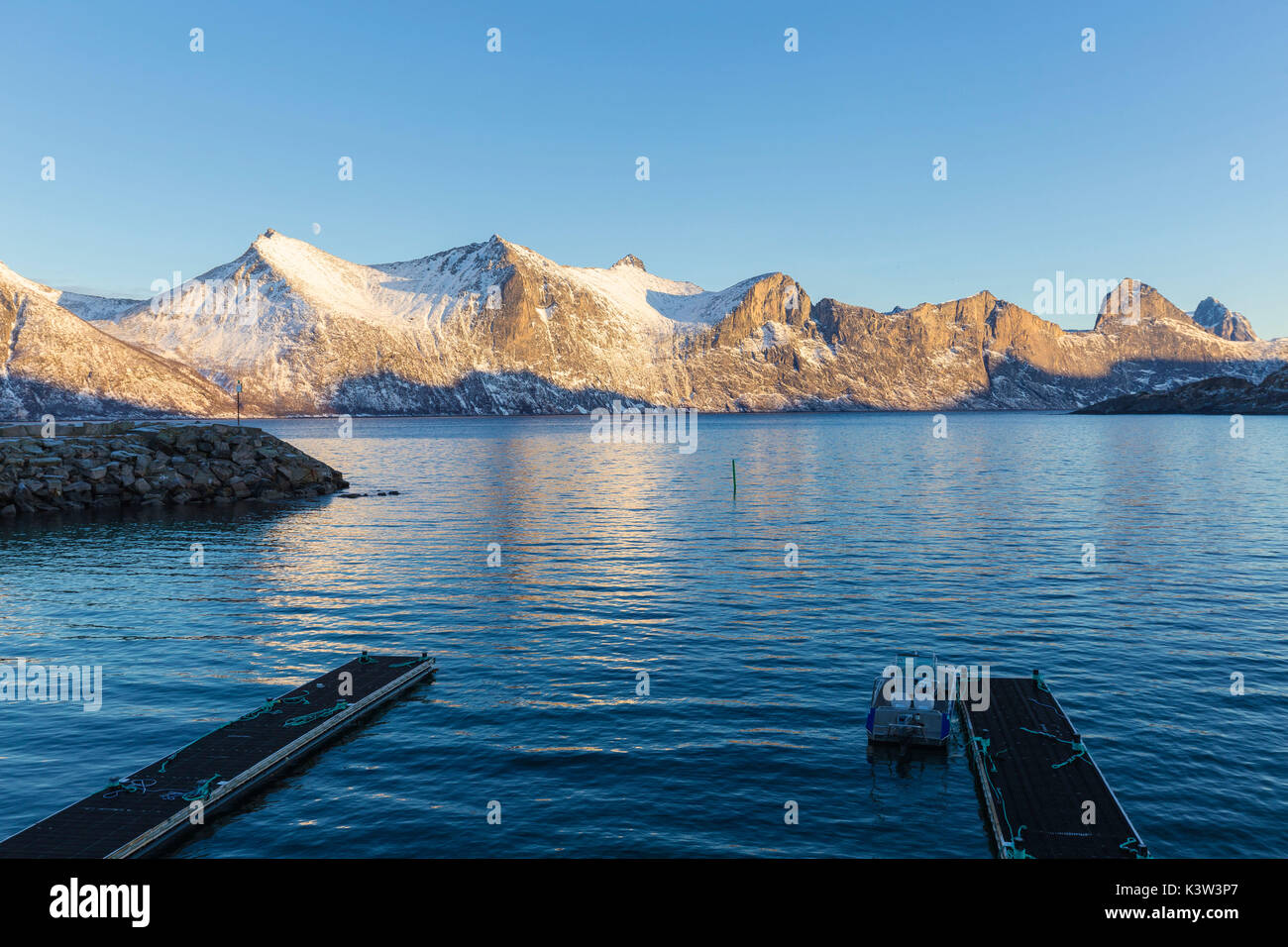 Panorama d'Mefjordvaer ensoleillée avec des pics. Mefjordvaer, Mefjorden, Senja, Norvège, Europe. Banque D'Images