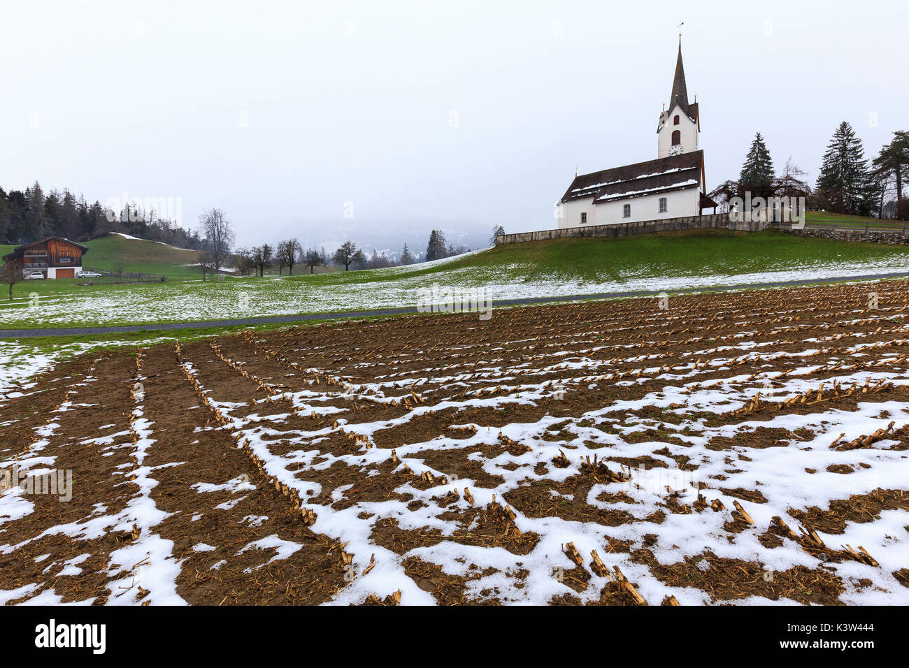 Labouré les champs en face de l'église. Versam, Safiental, Surselva, Grisons, Suisse, Europe Banque D'Images