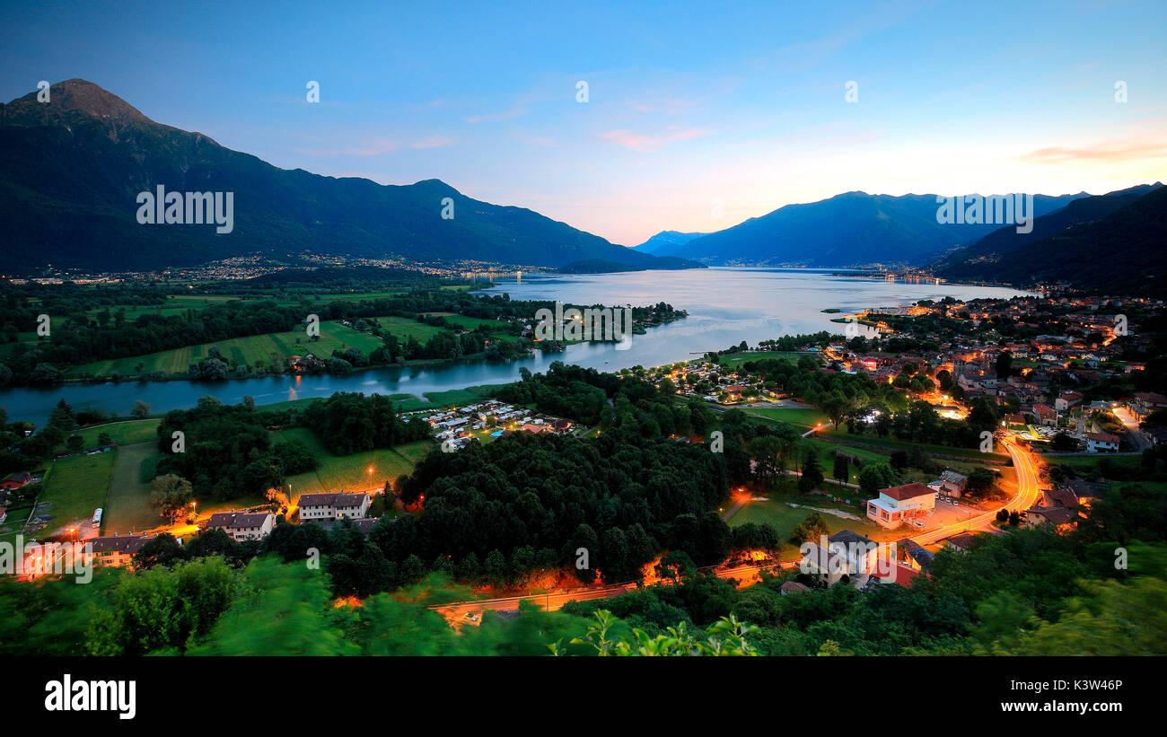 Coucher du soleil sur le lac de Côme, province de Côme, Lombardie, Italie Banque D'Images