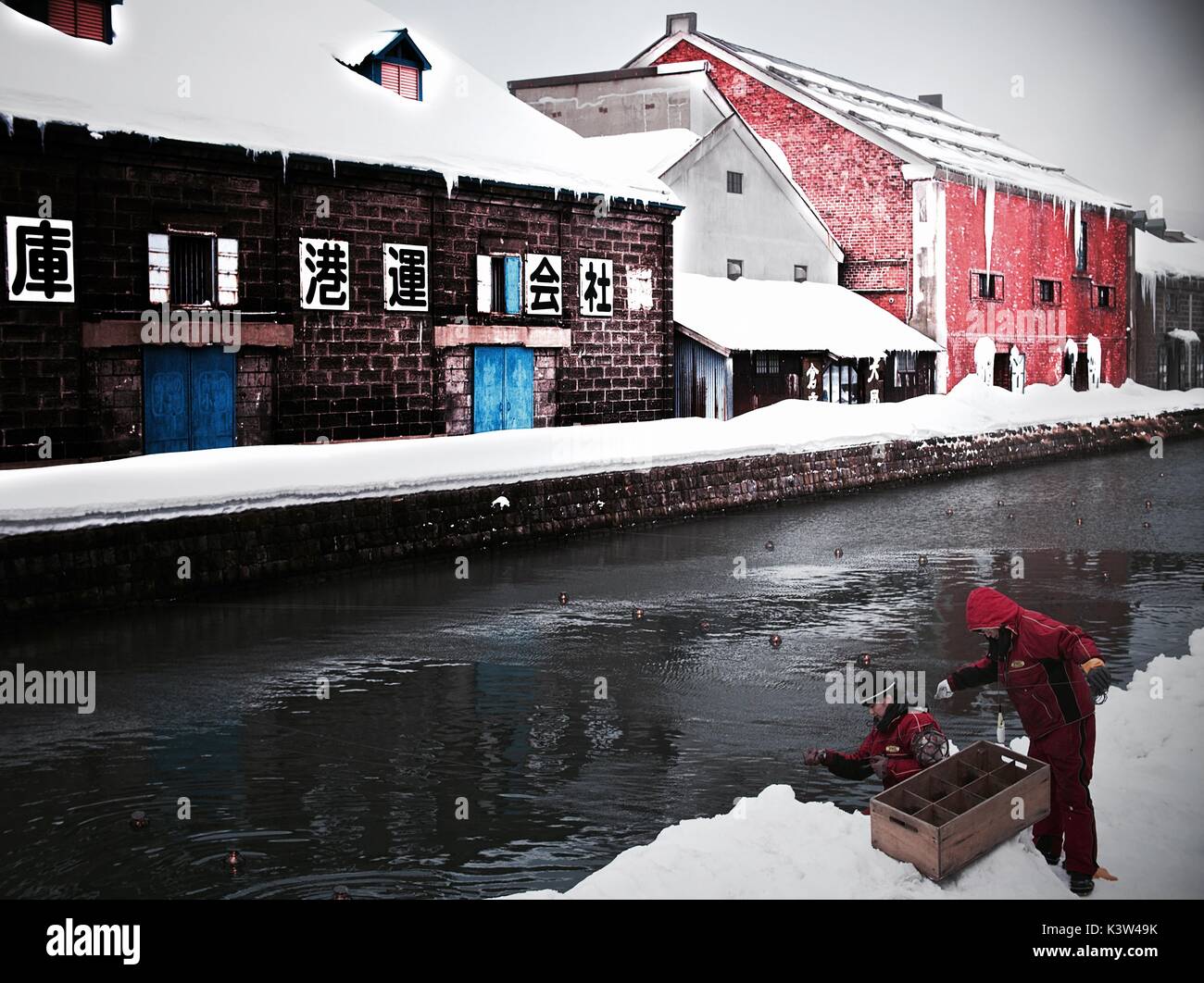 Placer les travailleurs dans les lanternes Otaru canal pour l'éclairage de nuit d'hiver, Otaru, Hokkaido, Japon Banque D'Images