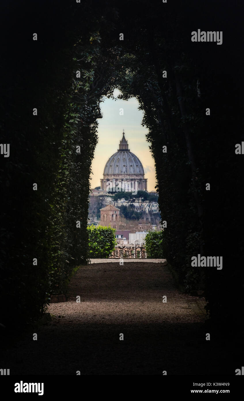 Rome, Latium, Italie. La Basilique Papale de Saint Pierre au Vatican vu de la serrure d'une porte. Banque D'Images