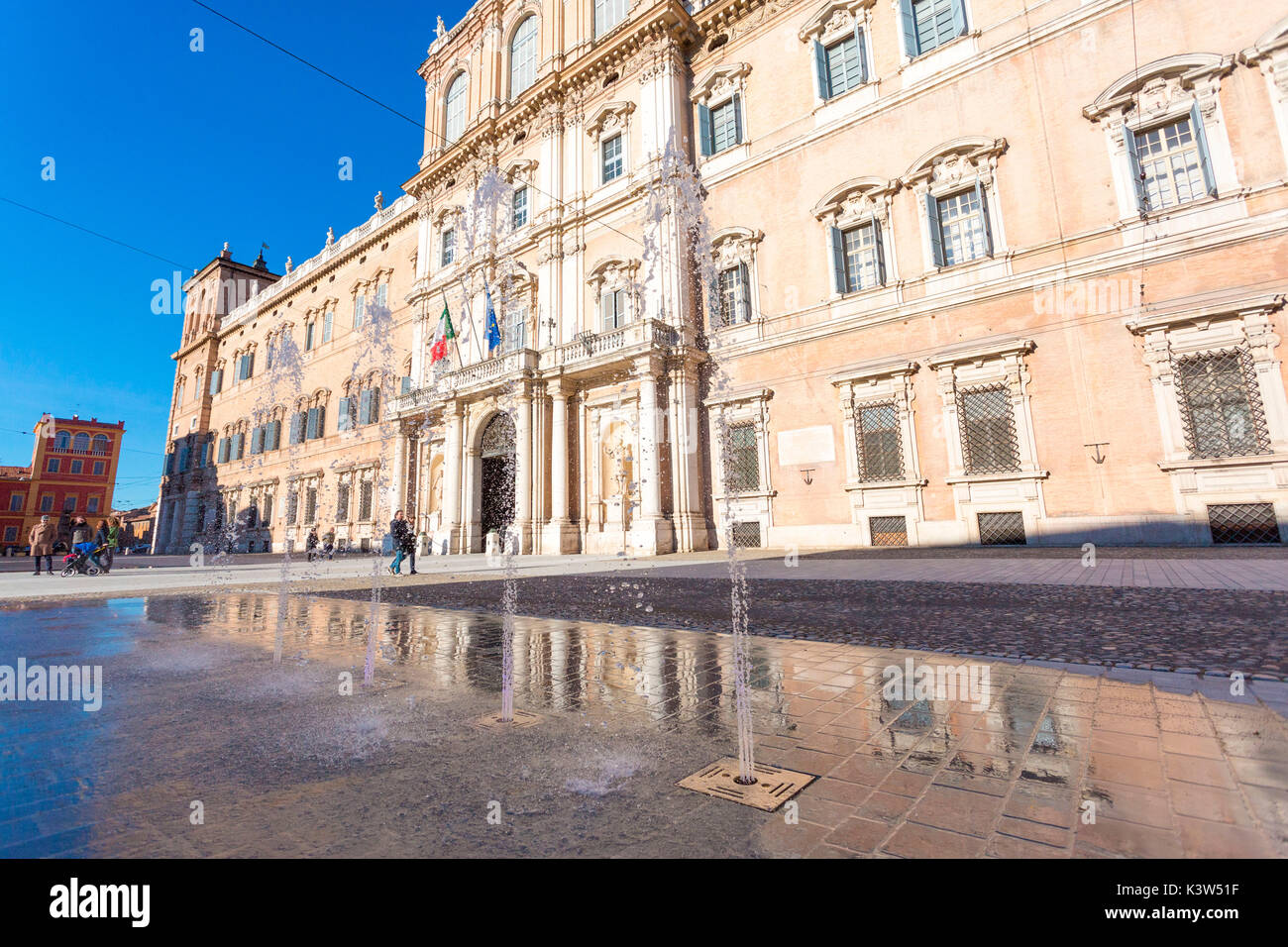 Modène, Émilie-Romagne, Italie. Piazza Roma et bâtiment de l'Académie Militaire Banque D'Images