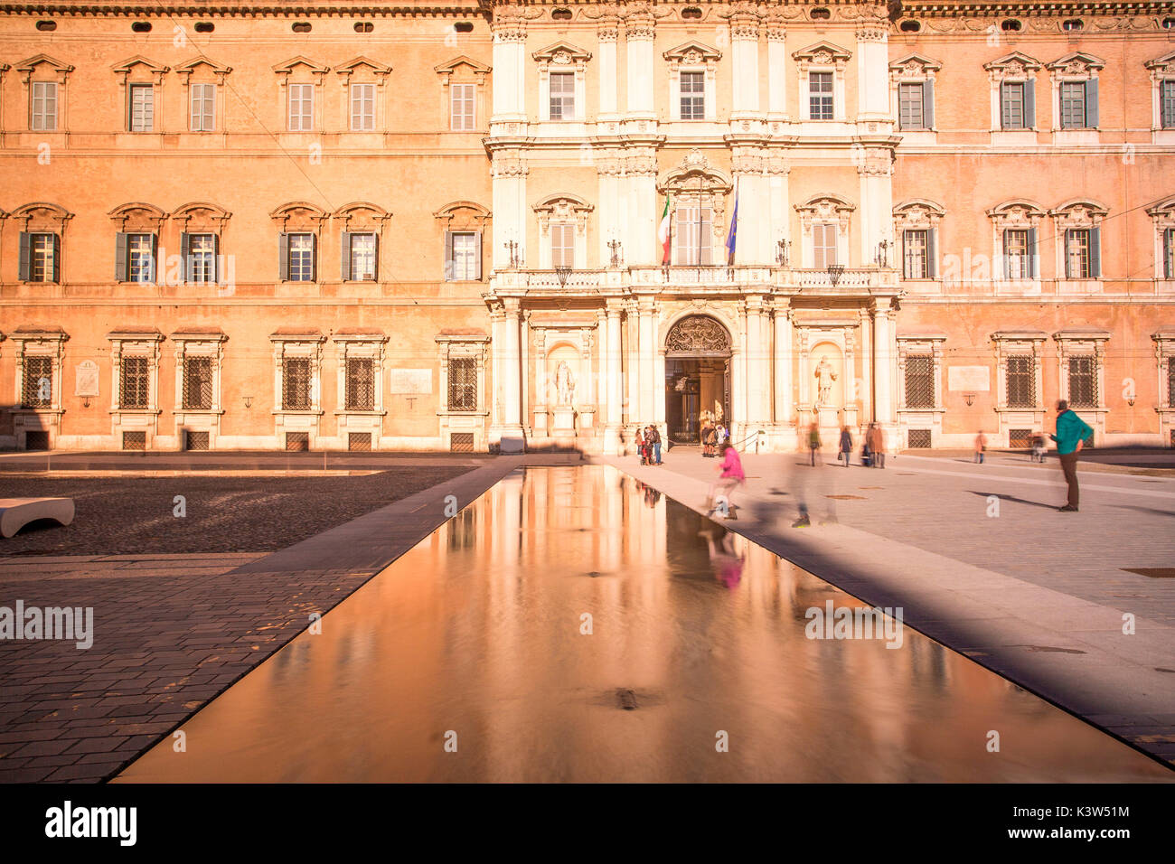 Modène, Émilie-Romagne, Italie. Piazza Roma et bâtiment de l'Académie Militaire Banque D'Images