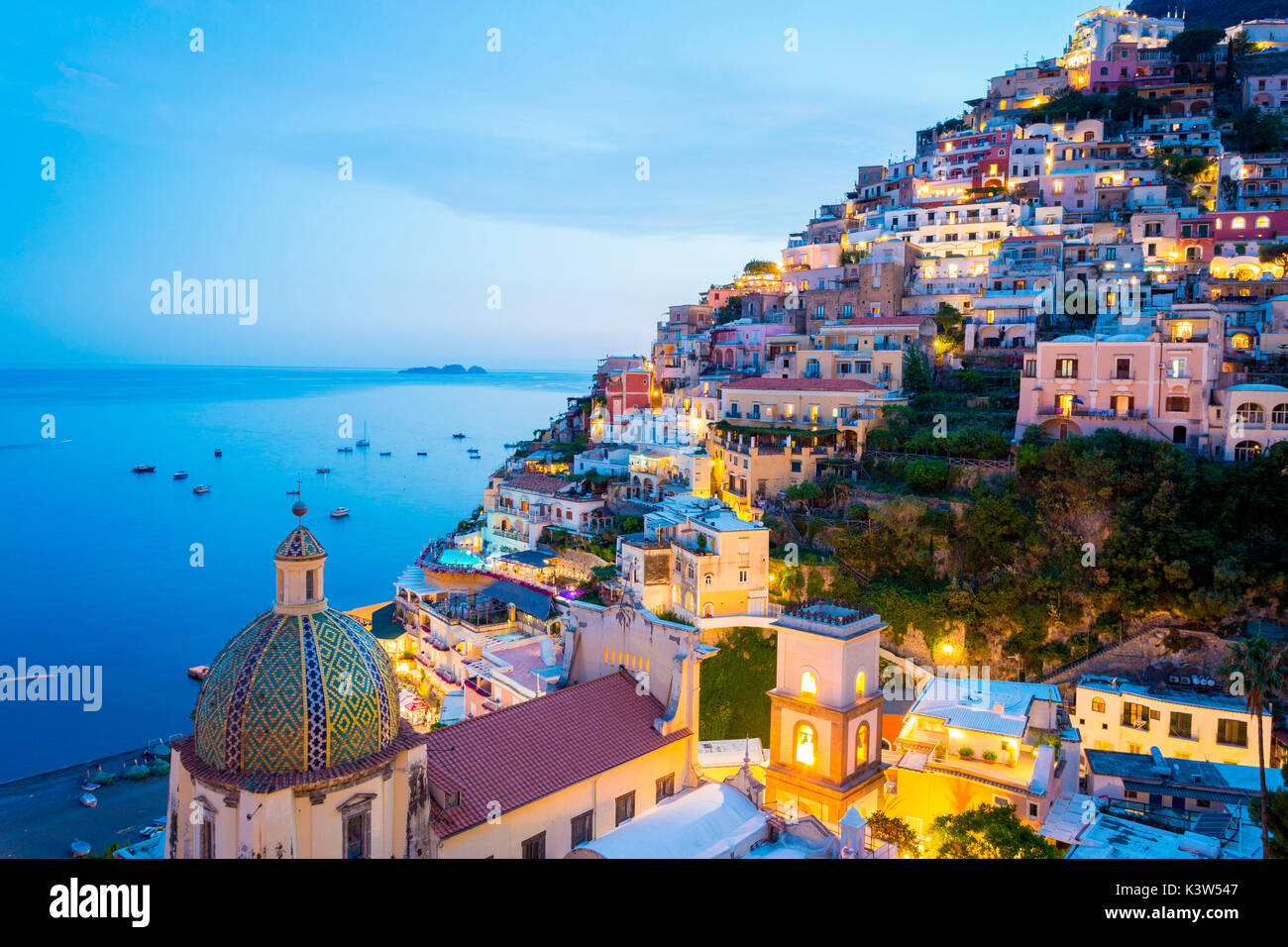 Positano, Côte Amalfitaine, Campanie, Sorrente, Italie. Vue de la ville et de la mer dans un coucher de soleil d'été Banque D'Images