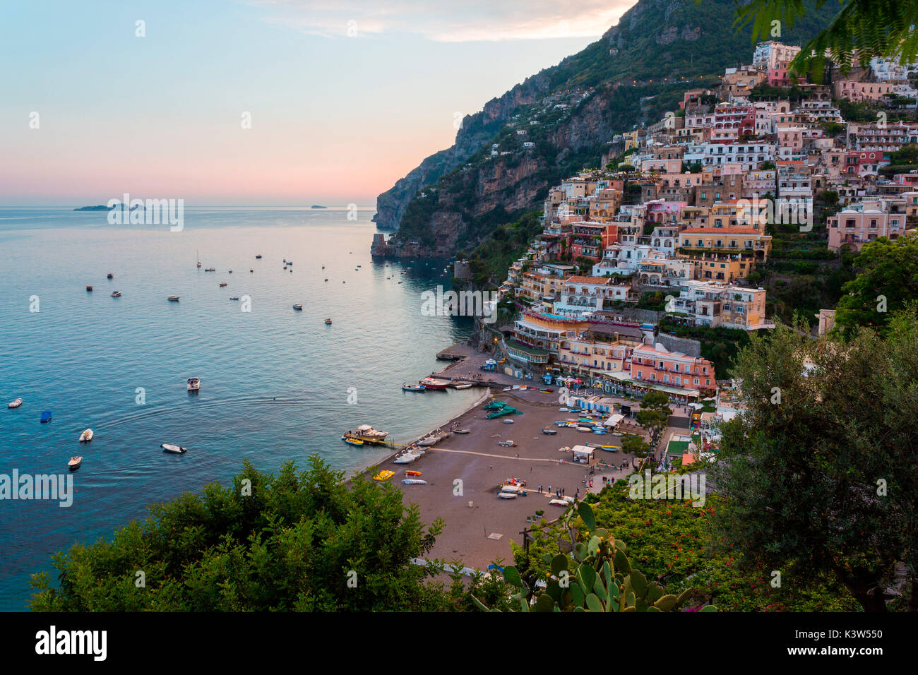 Positano, Côte Amalfitaine, Campanie, Sorrente, Italie. Vue de la ville et de la mer dans un coucher de soleil d'été Banque D'Images