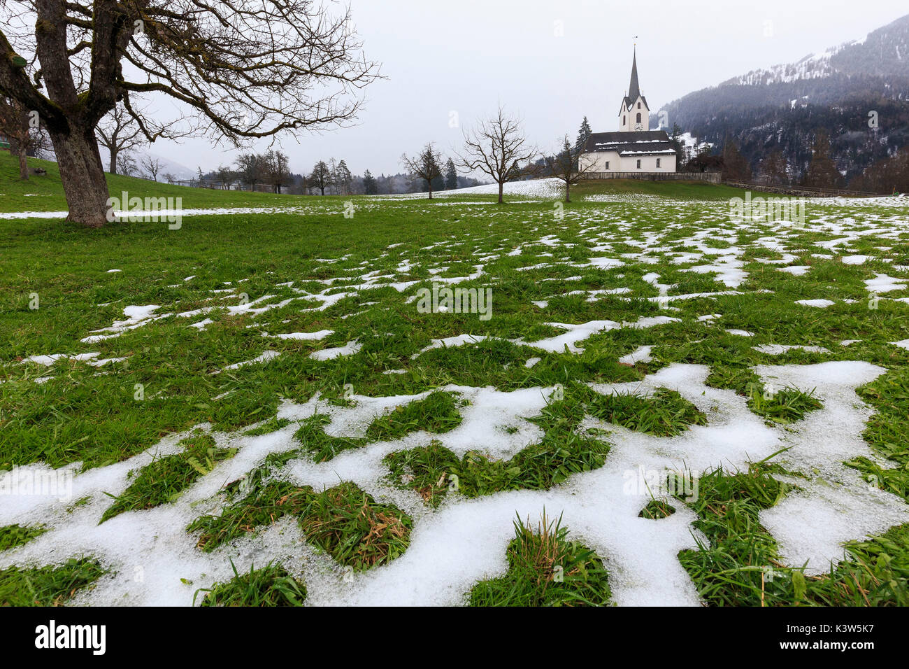 La fonte de la neige dans l'église du village. Versam, Safiental, Surselva, Grisons, Suisse, Europe Banque D'Images