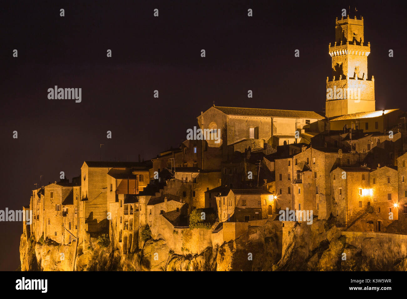 Vue sur la partie historique de Pitigliano village la nuit.Pitigliano, province de Grosseto, Toscane, Italie, Europe Banque D'Images