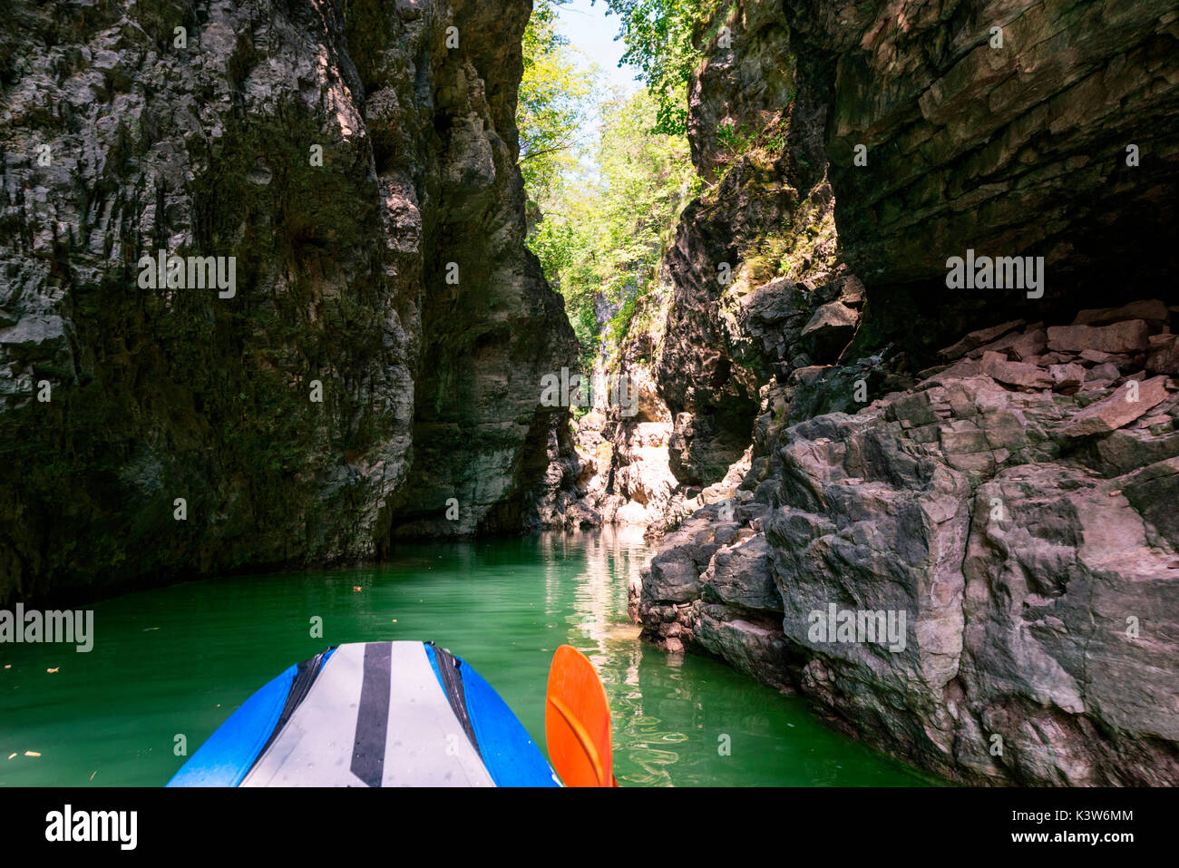 Le canyon de la rivière Novella vu de kayak, Lac Saint Giustina, vallée de la province de Trento, Non, Trentin Haut Adige, Italie, Europe Banque D'Images