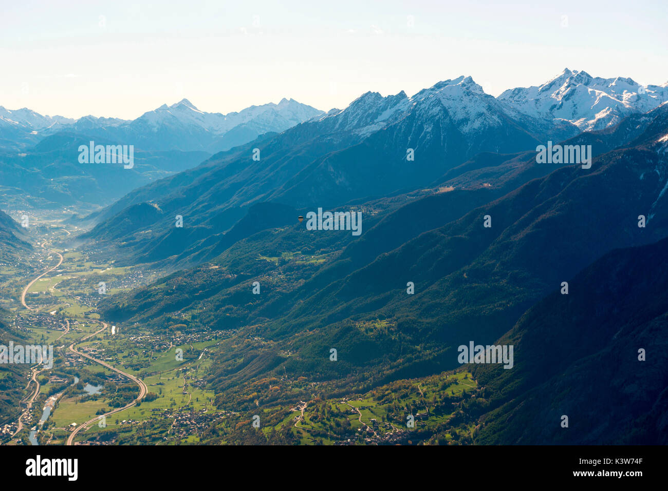 Vue aérienne de la ville d'Aoste, vallée d'aoste, Italie, Europe. Banque D'Images