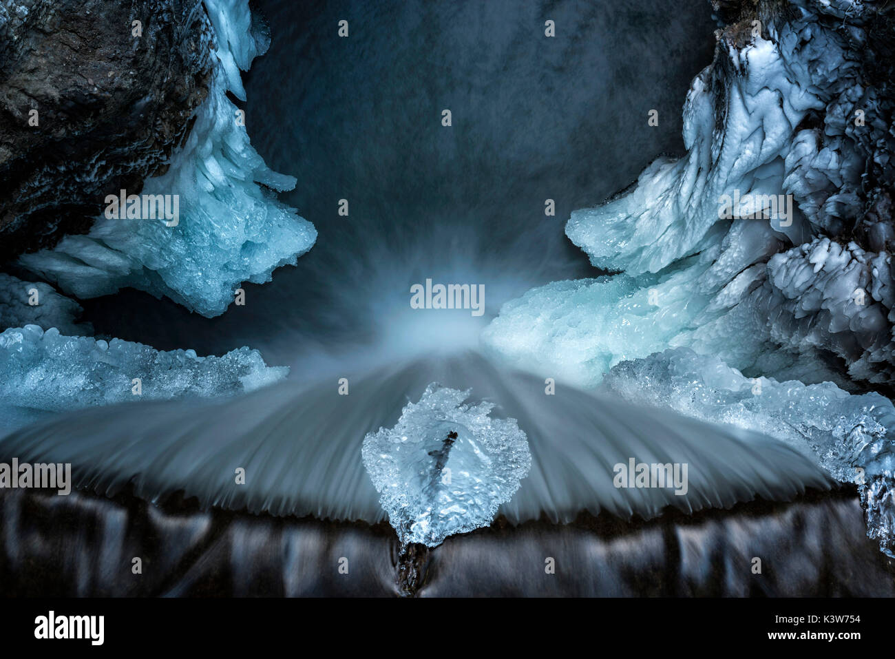 Aereal view à partir de la cascade de glace de lac Smeraldo, Vallée Non, Trentin-Haut-Adige, Italie. Banque D'Images