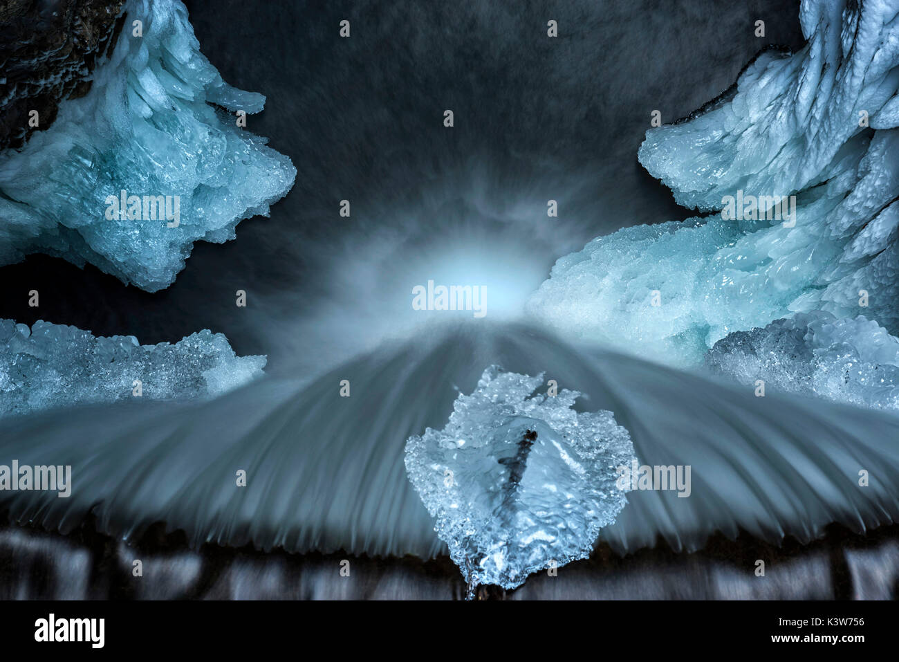 Aereal view à partir de la cascade de glace de lac Smeraldo, Vallée Non, Trentin-Haut-Adige, Italie. Banque D'Images