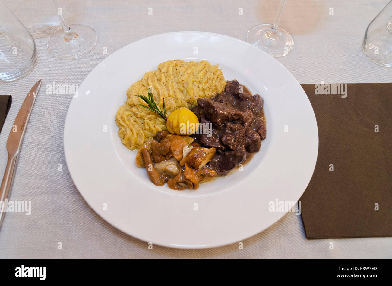 La polenta, ragoût et champignons est un plat typique dolomiten, Italie. Banque D'Images