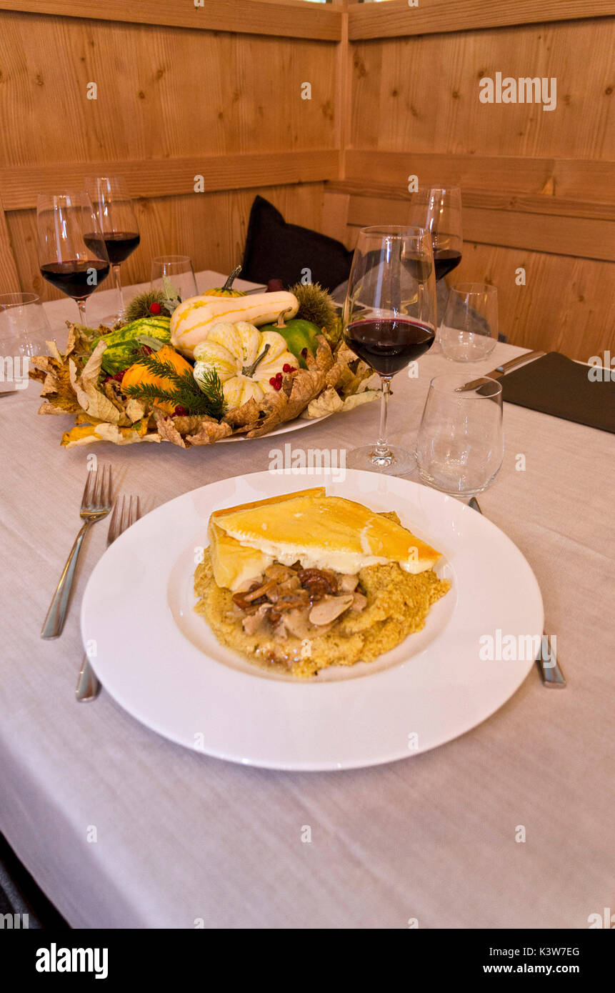 La polenta, fromage et champignons est un plat typique dolomiten, Italie. Banque D'Images
