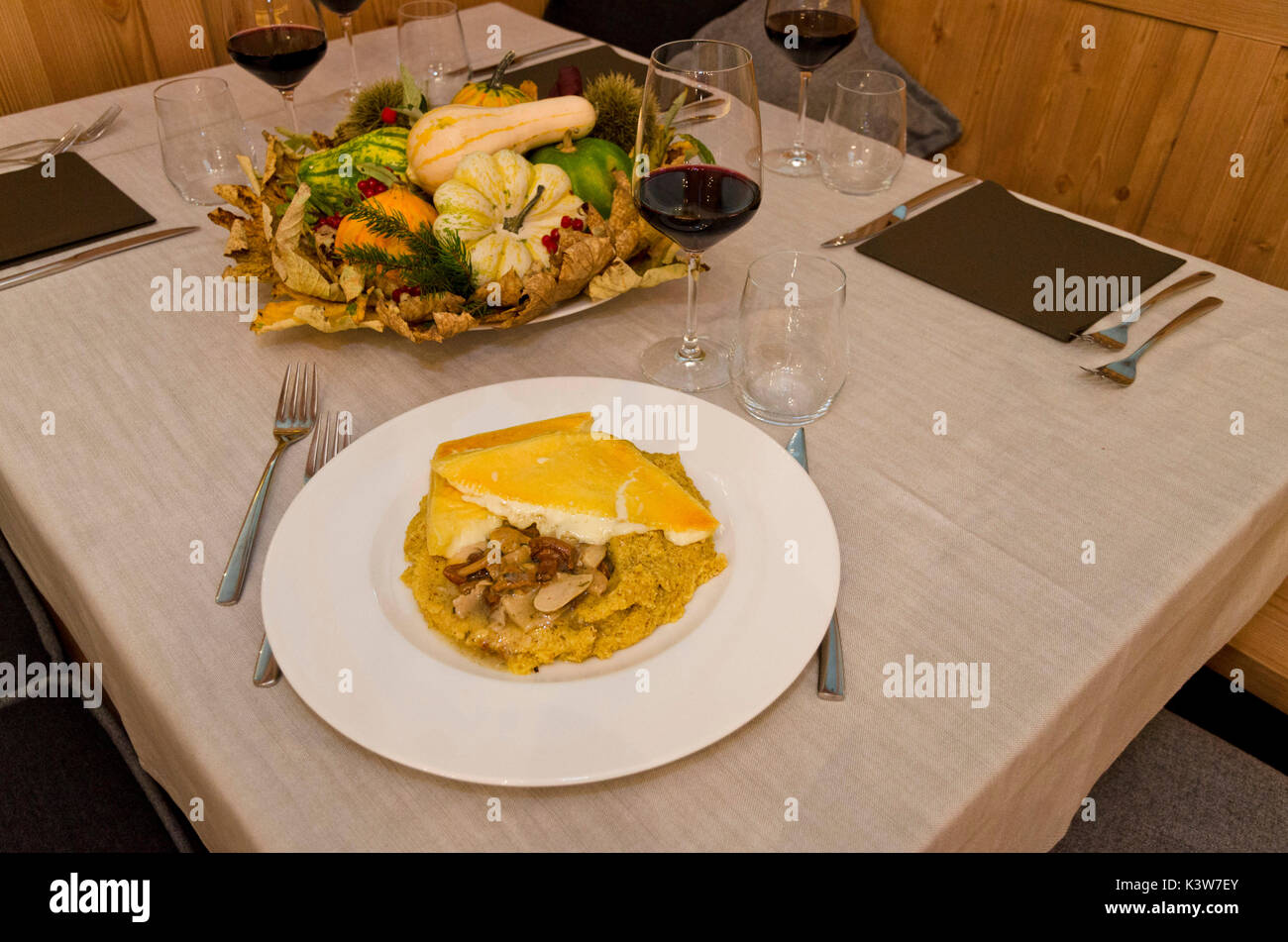 La polenta, fromage et champignons est un plat typique dolomiten, Italie. Banque D'Images
