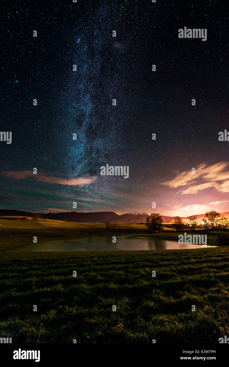 L'Italie, Trentin-Haut-Adige, nuit étoilée au-dessus du lac des prairies de vallée de Non. Banque D'Images